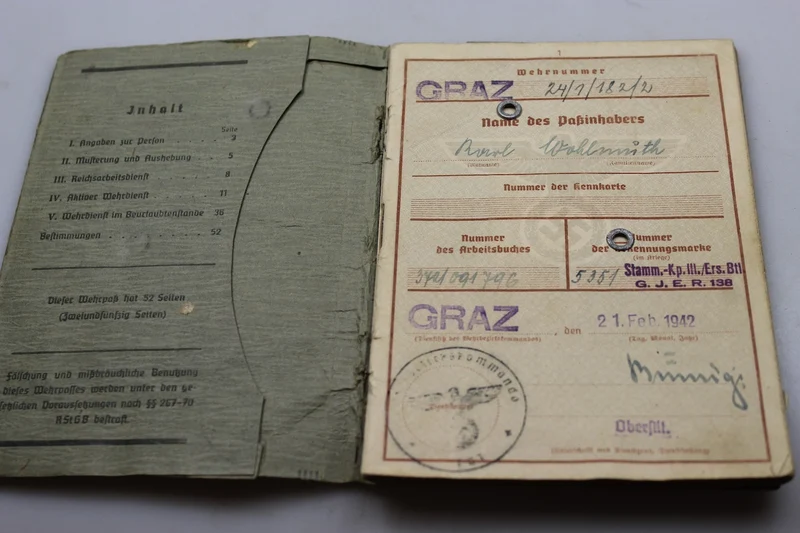 Wehrpass mit zwei Urkunden zum 2. Weltkrieg