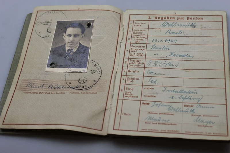 Wehrpass mit zwei Urkunden zum 2. Weltkrieg
