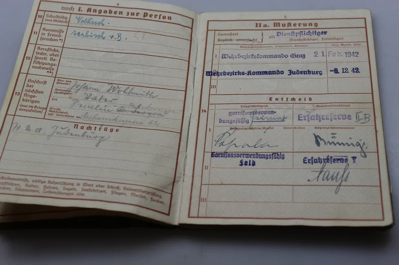 Wehrpass mit zwei Urkunden zum 2. Weltkrieg