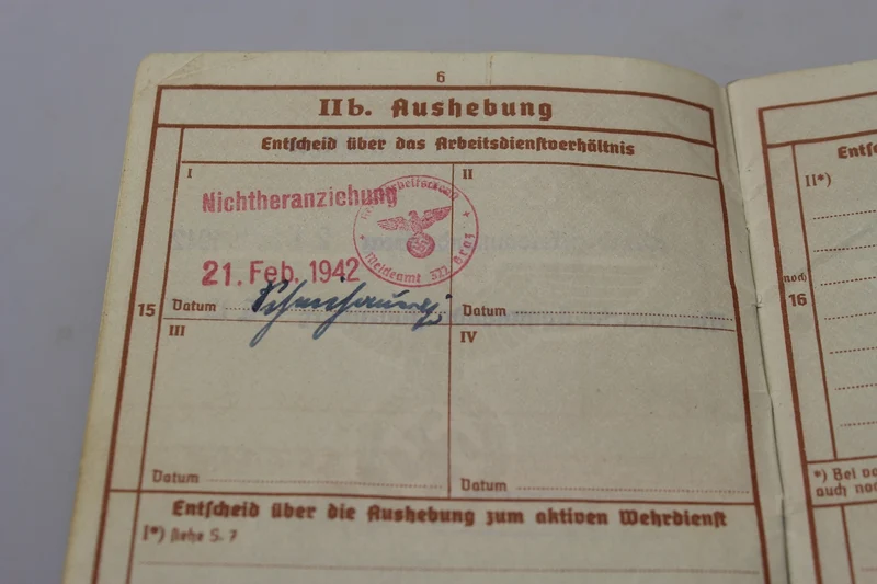 Wehrpass mit zwei Urkunden zum 2. Weltkrieg