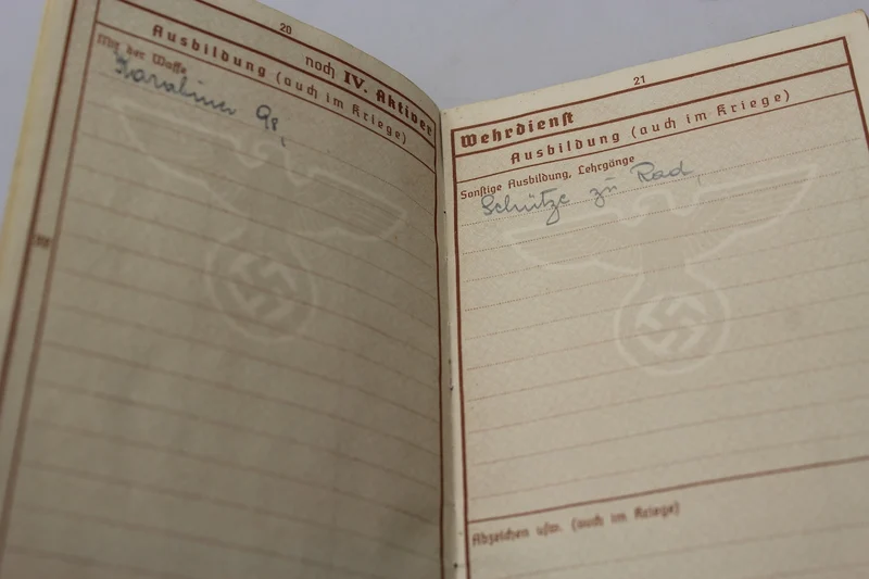 Wehrpass mit zwei Urkunden zum 2. Weltkrieg