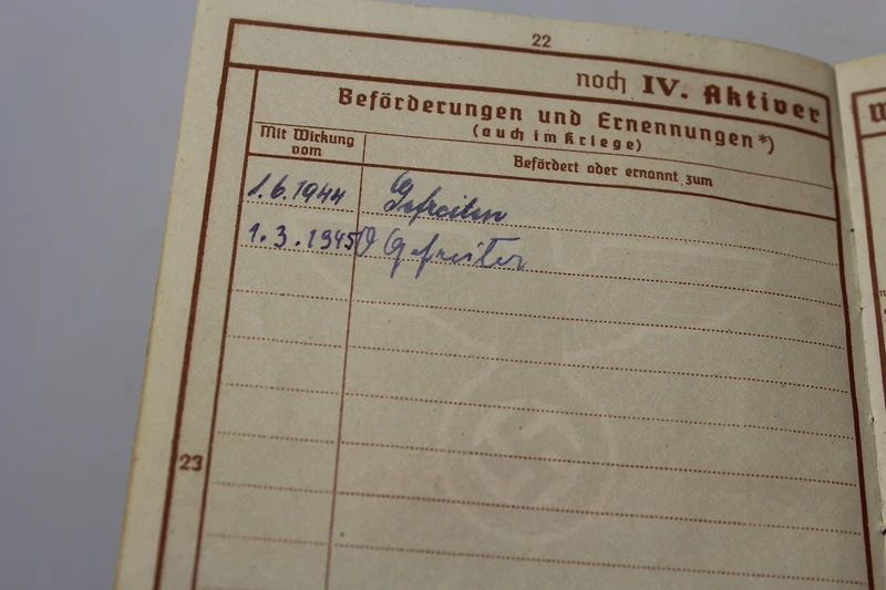 Wehrpass mit zwei Urkunden zum 2. Weltkrieg