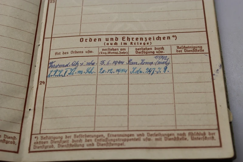 Wehrpass mit zwei Urkunden zum 2. Weltkrieg