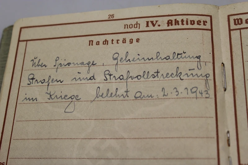 Wehrpass mit zwei Urkunden zum 2. Weltkrieg