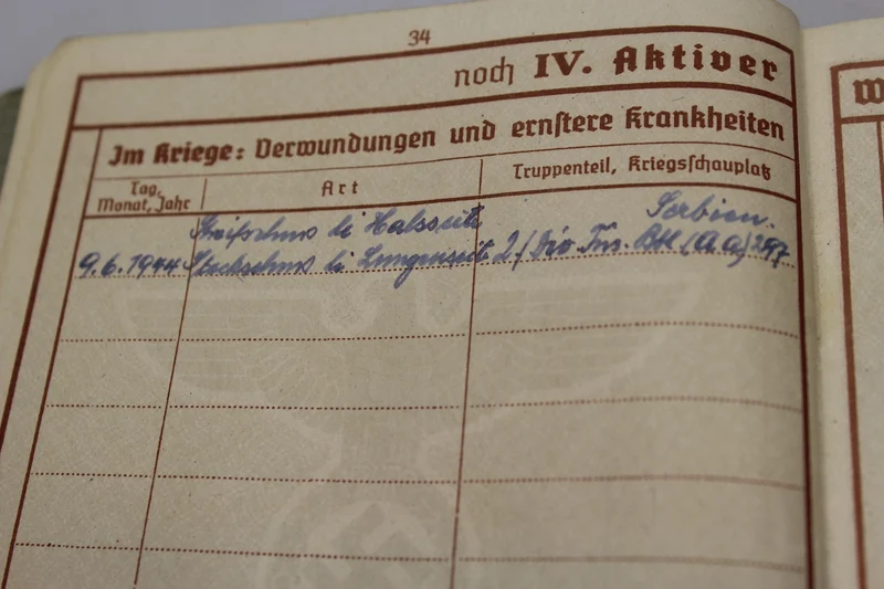 Wehrpass mit zwei Urkunden zum 2. Weltkrieg