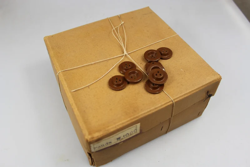 1000 Bakelit-Knöpfe in Box