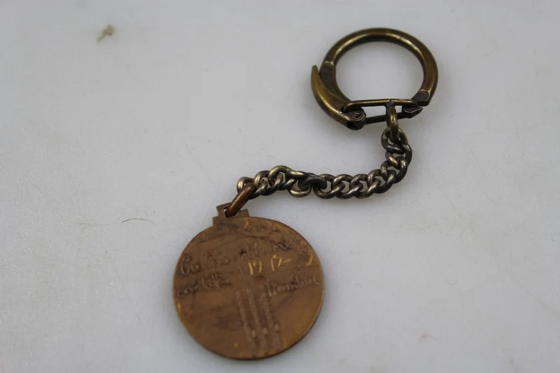 Vintager Schlüsselanhänger "Glaube, gehorche, kämpfe".