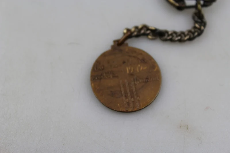 Vintager Schlüsselanhänger "Glaube, gehorche, kämpfe".