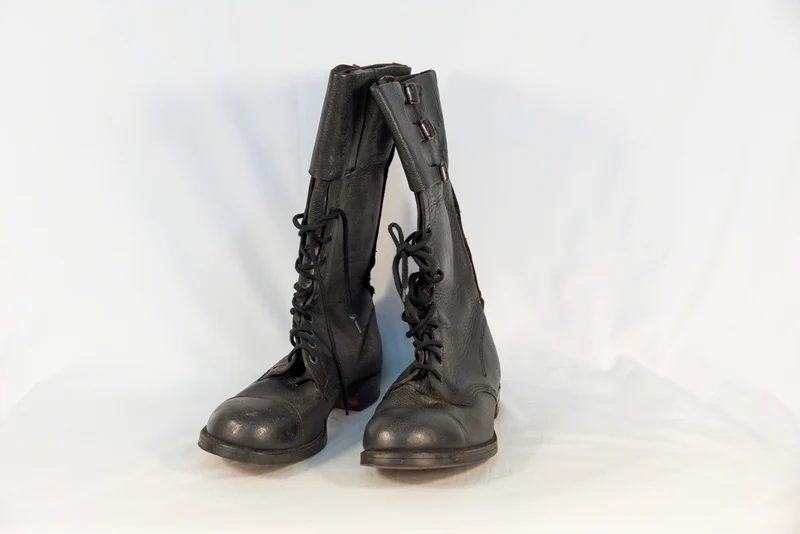 Paar motorradspezifische Stiefel der Royal Army aus dem 2. Weltkrieg