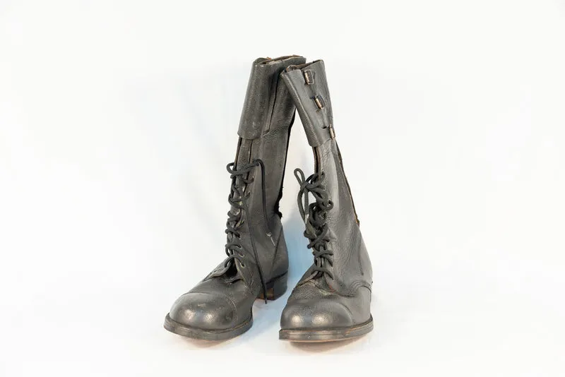 Paar motorradspezifische Stiefel der Royal Army aus dem 2. Weltkrieg