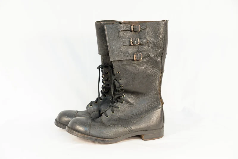 Paar motorradspezifische Stiefel der Royal Army aus dem 2. Weltkrieg