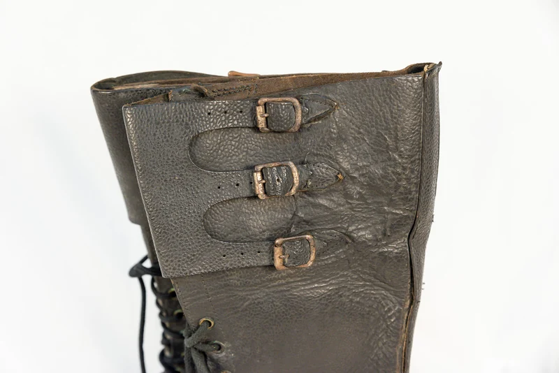 Paar motorradspezifische Stiefel der Royal Army aus dem 2. Weltkrieg