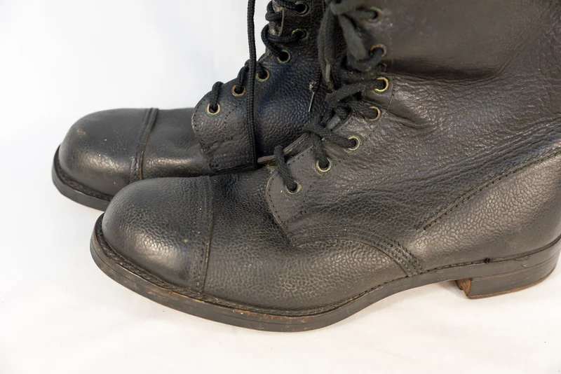 Paar motorradspezifische Stiefel der Royal Army aus dem 2. Weltkrieg