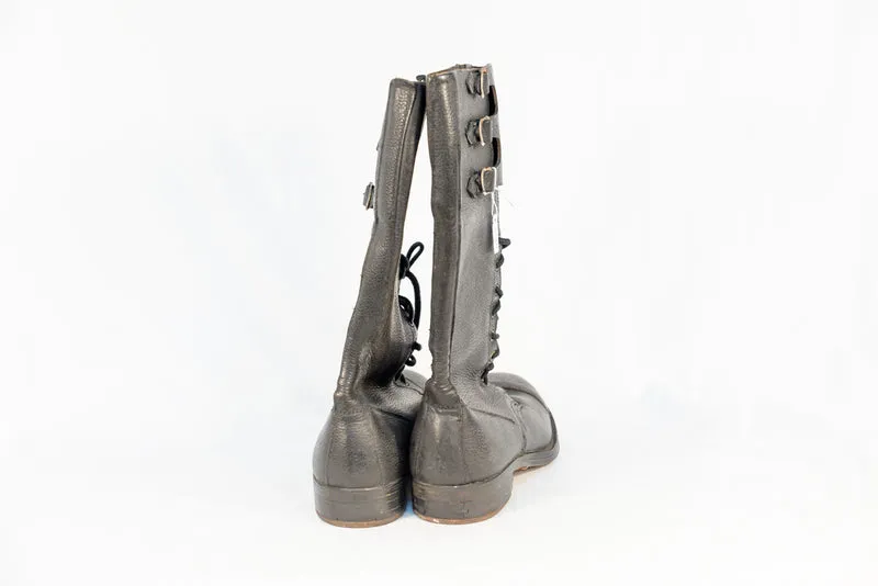 Paar motorradspezifische Stiefel der Royal Army aus dem 2. Weltkrieg