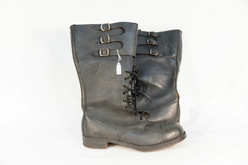 Paar motorradspezifische Stiefel der Royal Army aus dem 2. Weltkrieg