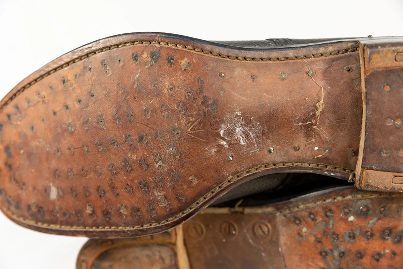 Paar motorradspezifische Stiefel der Royal Army aus dem 2. Weltkrieg
