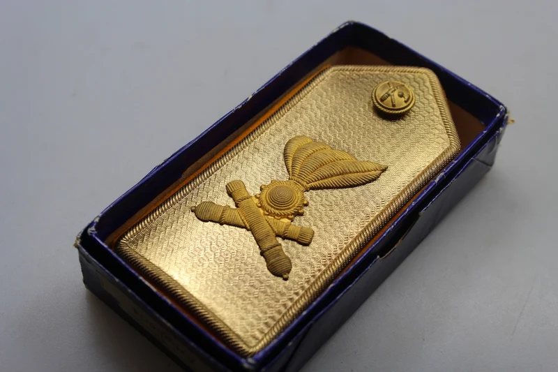 REI WW2 Junior Artillery Officer Gold Plate Schulterklappen