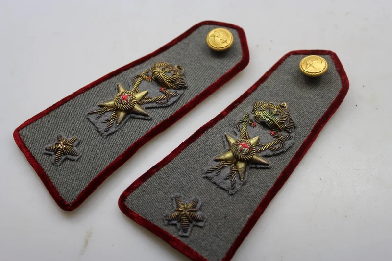 Paar REI Second Lieutenant Medical Schulterpolster, weiße Sommerjacke, WW2