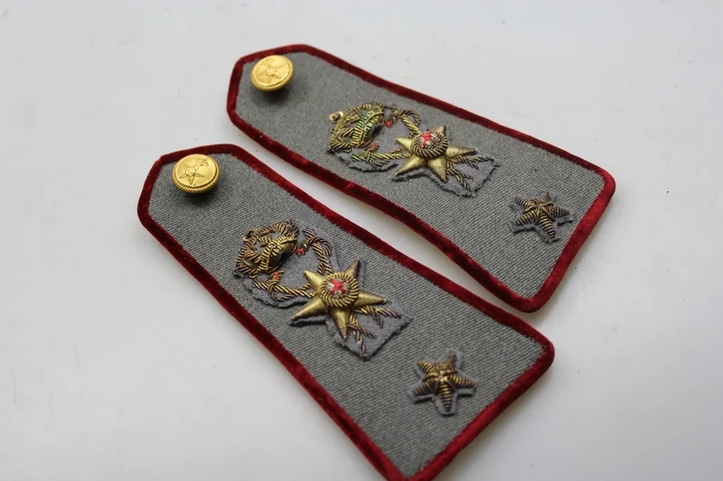 Paar REI Second Lieutenant Medical Schulterpolster, weiße Sommerjacke, WW2