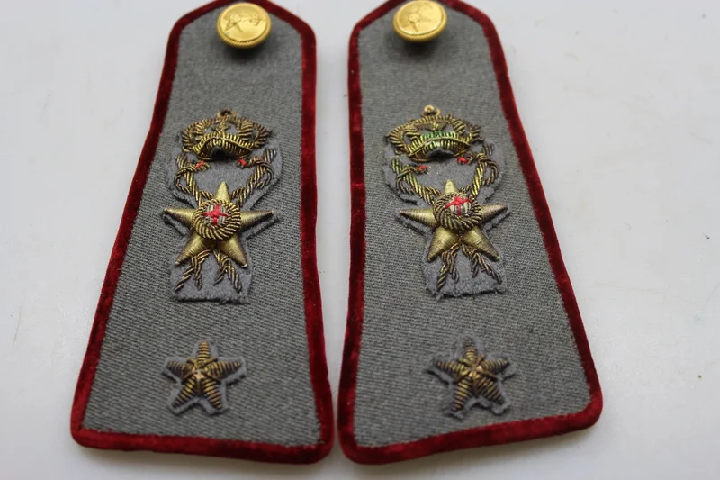 Paar REI Second Lieutenant Medical Schulterpolster, weiße Sommerjacke, WW2