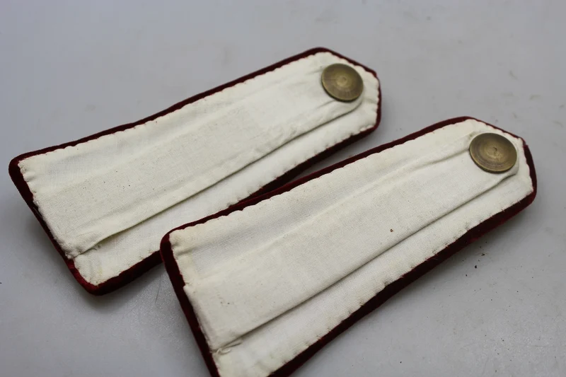 Paar REI Second Lieutenant Medical Schulterpolster, weiße Sommerjacke, WW2