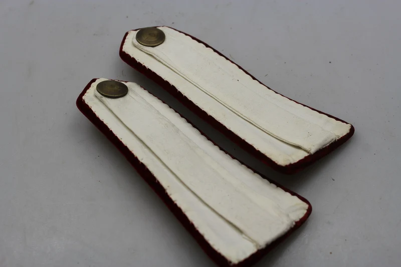 Paar REI Second Lieutenant Medical Schulterpolster, weiße Sommerjacke, WW2