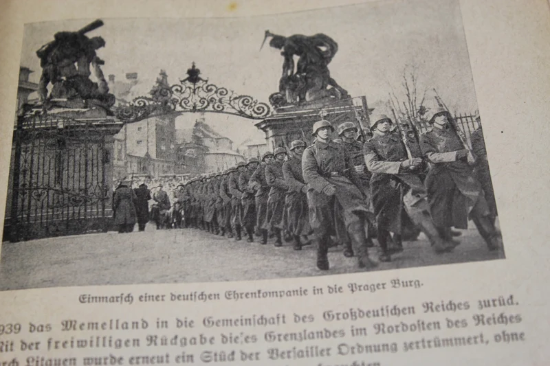 „Volk und Führer“ – Klasse 5 – 1943