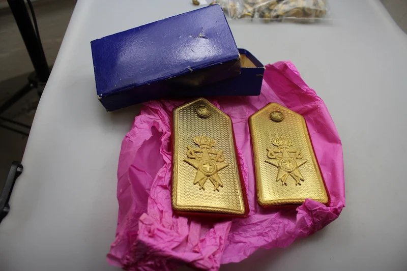 REI WW2 Junior Medical Officer Gold Plate Schulterklappen
