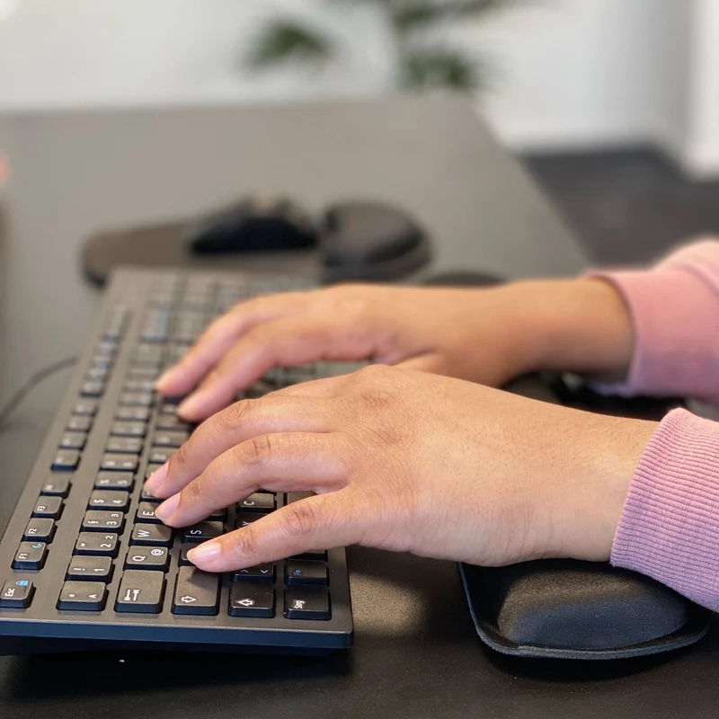 Cadorabo 2-teiliges Set ergonomisches Mauspad und Tastatur Gelenkauflage in Schwarz - Rutschfeste Unterlage mit Handgelenkstütze für Maus und Tastatur, für bequemes Arbeiten an Computer und Laptop