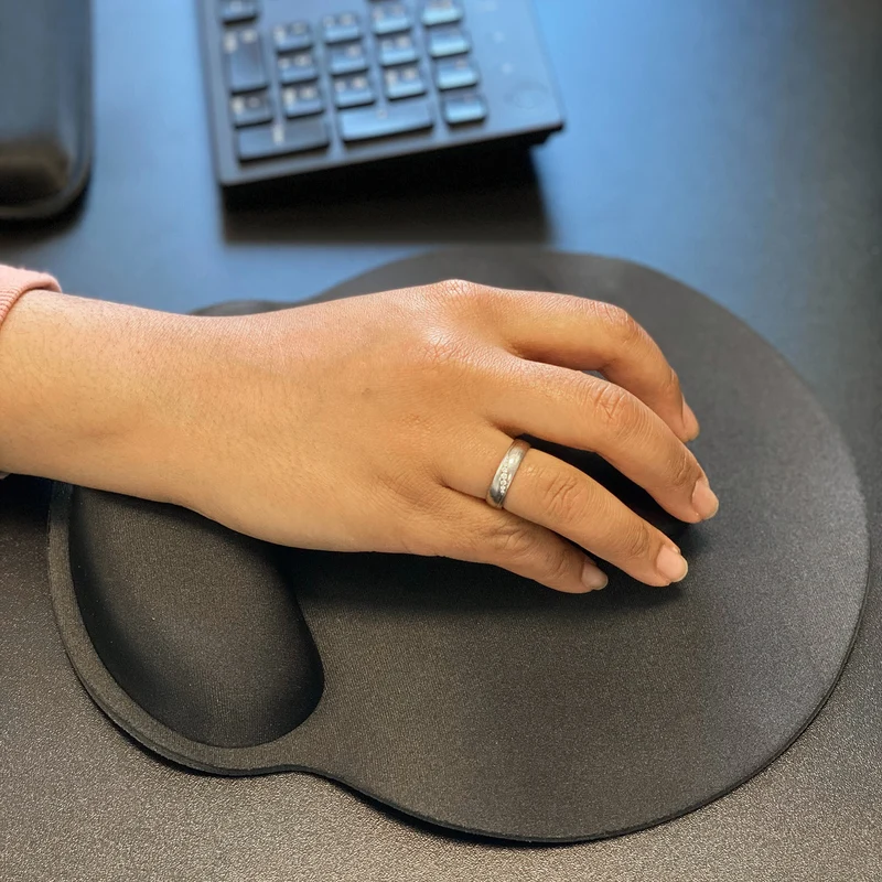 Cadorabo 2-teiliges Set ergonomisches Mauspad und Tastatur Gelenkauflage in Schwarz - Rutschfeste Unterlage mit Handgelenkstütze für Maus und Tastatur, für bequemes Arbeiten an Computer und Laptop