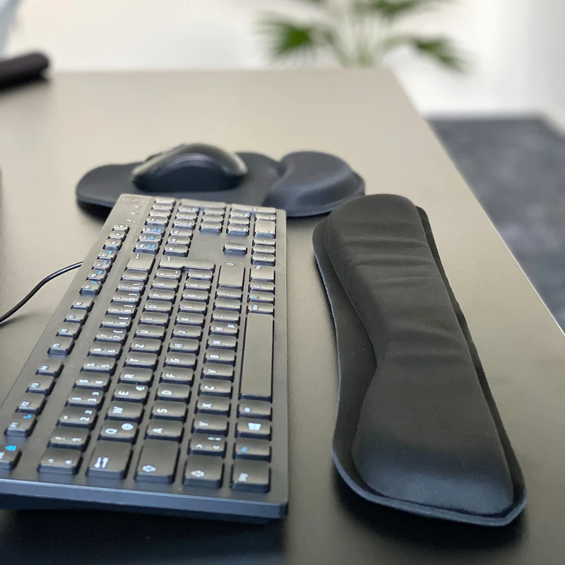 Cadorabo 2-teiliges Set ergonomisches Mauspad und Tastatur Gelenkauflage in Schwarz - Rutschfeste Unterlage mit Handgelenkstütze für Maus und Tastatur, für bequemes Arbeiten an Computer und Laptop