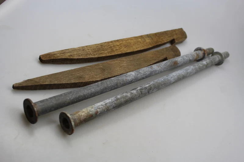 Set aus zwei „Flöten“ und zwei REI WW 2 Zeltheringen