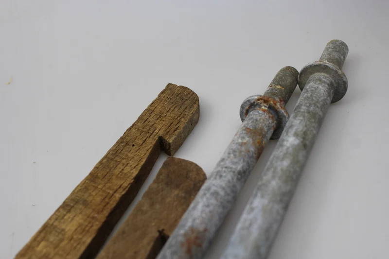 Set aus zwei „Flöten“ und zwei REI WW 2 Zeltheringen