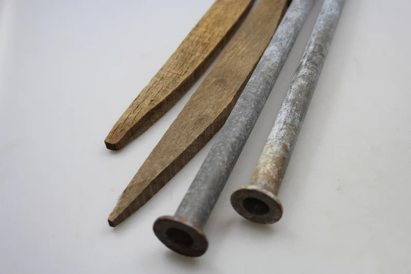 Set aus zwei „Flöten“ und zwei REI WW 2 Zeltheringen