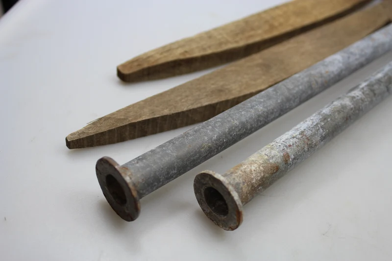 Set aus zwei „Flöten“ und zwei REI WW 2 Zeltheringen