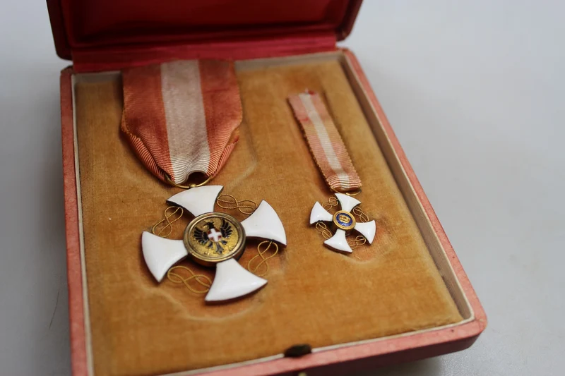 Set Ritterkreuz des Ordens der Krone von Italien, Miniatur und Box