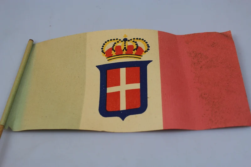 REI „gekrönte“ Trikolore-Flagge