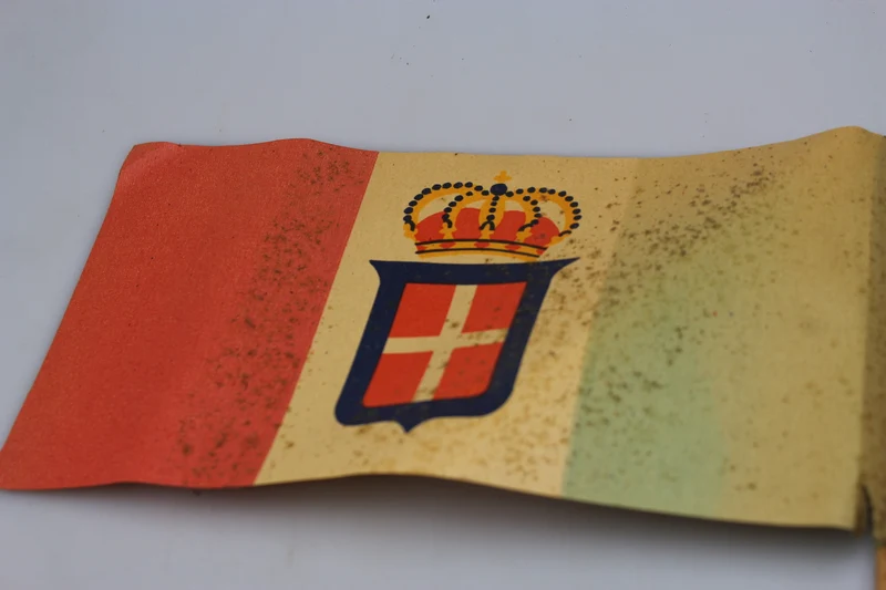REI „gekrönte“ Trikolore-Flagge