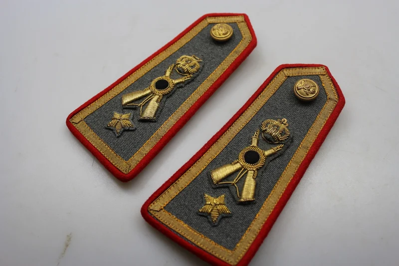 Paar M.34-Schulterpolster für die offizielle weiße Jacke von REI