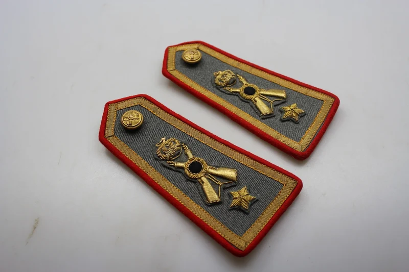 Paar M.34-Schulterpolster für die offizielle weiße Jacke von REI
