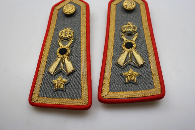 Paar M.34-Schulterpolster für die offizielle weiße Jacke von REI