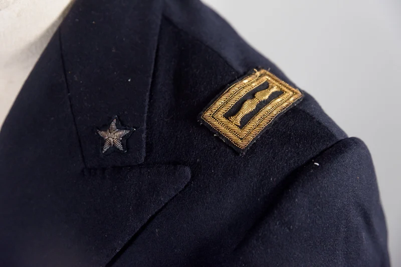 „Dinner Jacket“, Galajacke eines Offiziers der Royal Academy aus dem Zweiten Weltkrieg