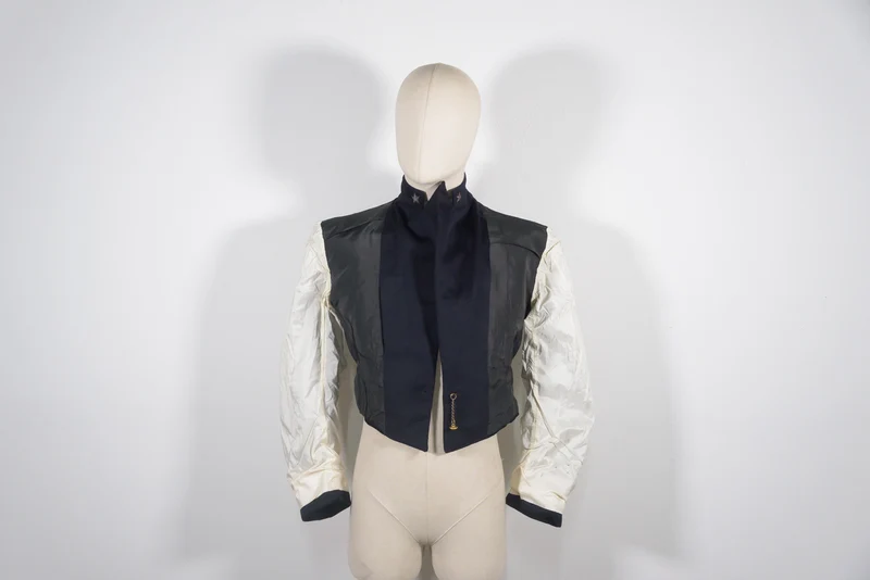 „Dinner Jacket“, Galajacke eines Offiziers der Royal Academy aus dem Zweiten Weltkrieg