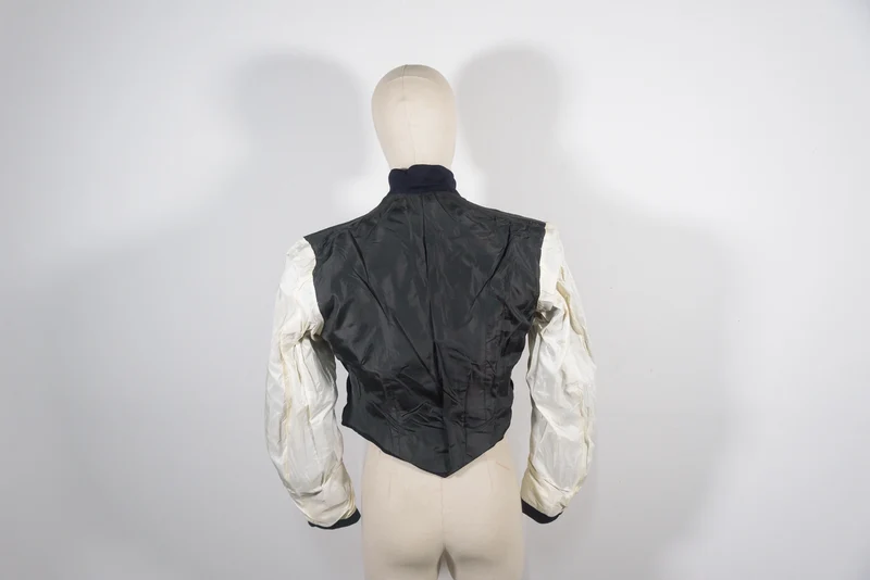 „Dinner Jacket“, Galajacke eines Offiziers der Royal Academy aus dem Zweiten Weltkrieg