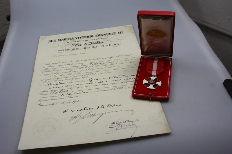 Ritterkreuz des Ordens der Krone von Italien (Urkunde und Schachtel)