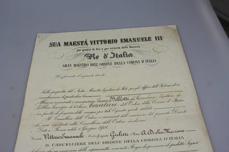 Ritterkreuz des Ordens der Krone von Italien (Urkunde und Schachtel)