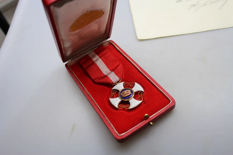 Ritterkreuz des Ordens der Krone von Italien (Urkunde und Schachtel)