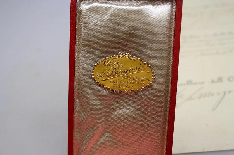 Ritterkreuz des Ordens der Krone von Italien (Urkunde und Schachtel)
