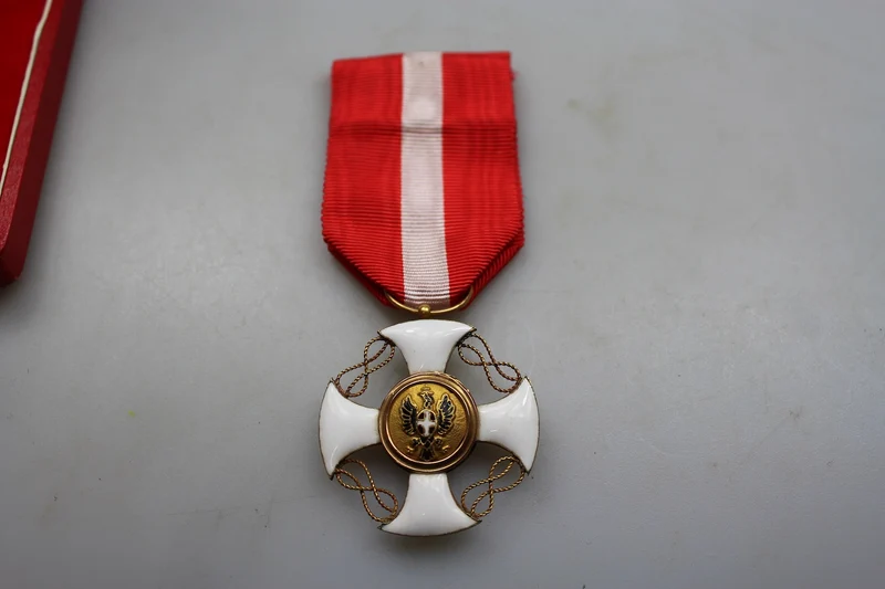 Ritterkreuz des Ordens der Krone von Italien (Urkunde und Schachtel)