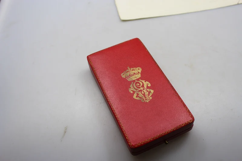 Ritterkreuz des Ordens der Krone von Italien (Urkunde und Schachtel)